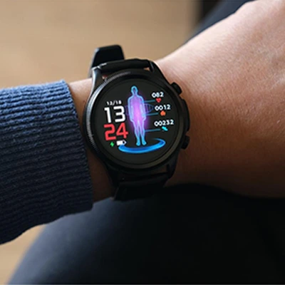 person wears Dotmalls Smartwatch on wrist